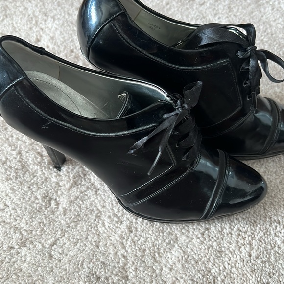 Woman’s Tahari Larry High Heels Size 6 Never Worn - Picture 2 of 5